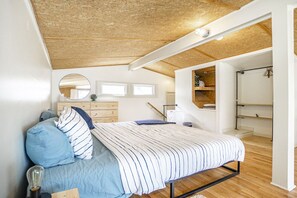 1 bedroom, desk, free WiFi, bed sheets