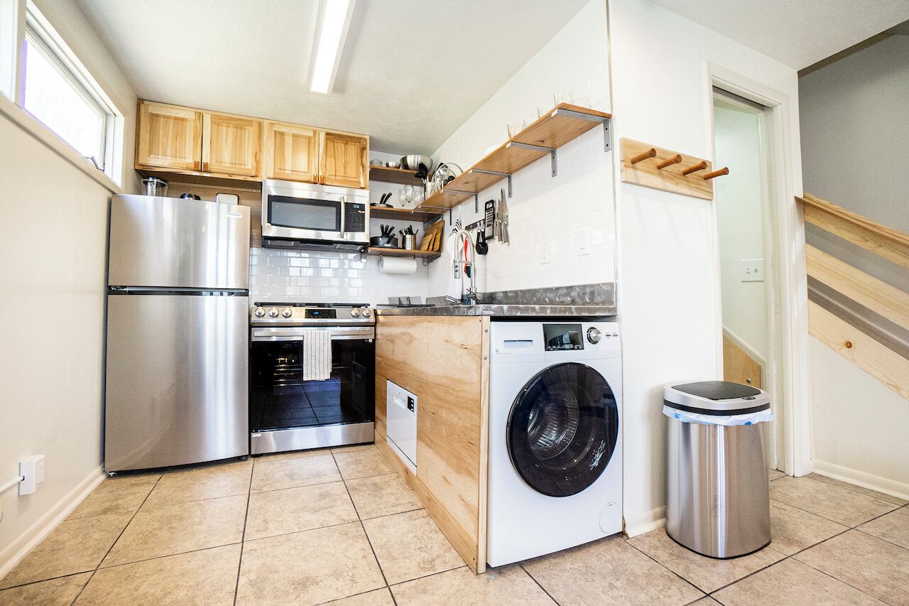 Kylskåp, mikrovågsugn, ugn och spishäll