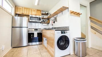 Kylskåp, mikrovågsugn, ugn och spishäll