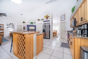 冰箱、微波炉、烤箱、炉灶