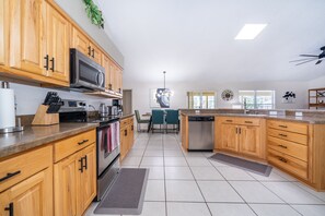 冰箱、微波炉、烤箱、炉灶