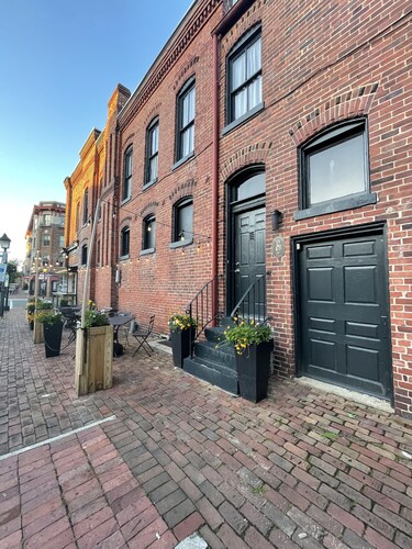Beautiful 2 Bedroom with Loft in Heart of Old Town—sleeps 6 