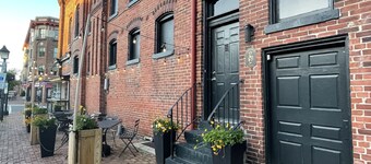 Beautiful 2 Bedroom with Loft in Heart of Old Town—sleeps 6 