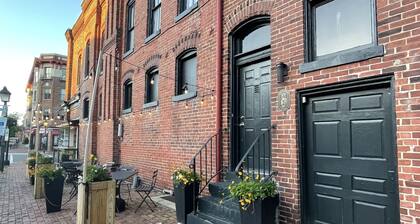 Beautiful 2 Bedroom with Loft in Heart of Old Town—sleeps 6