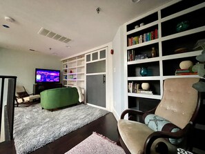 Smart TV, video games, books - Beautiful 2 Bedroom with Loft in Heart of Old Town—sleeps 6  (Alexandria)