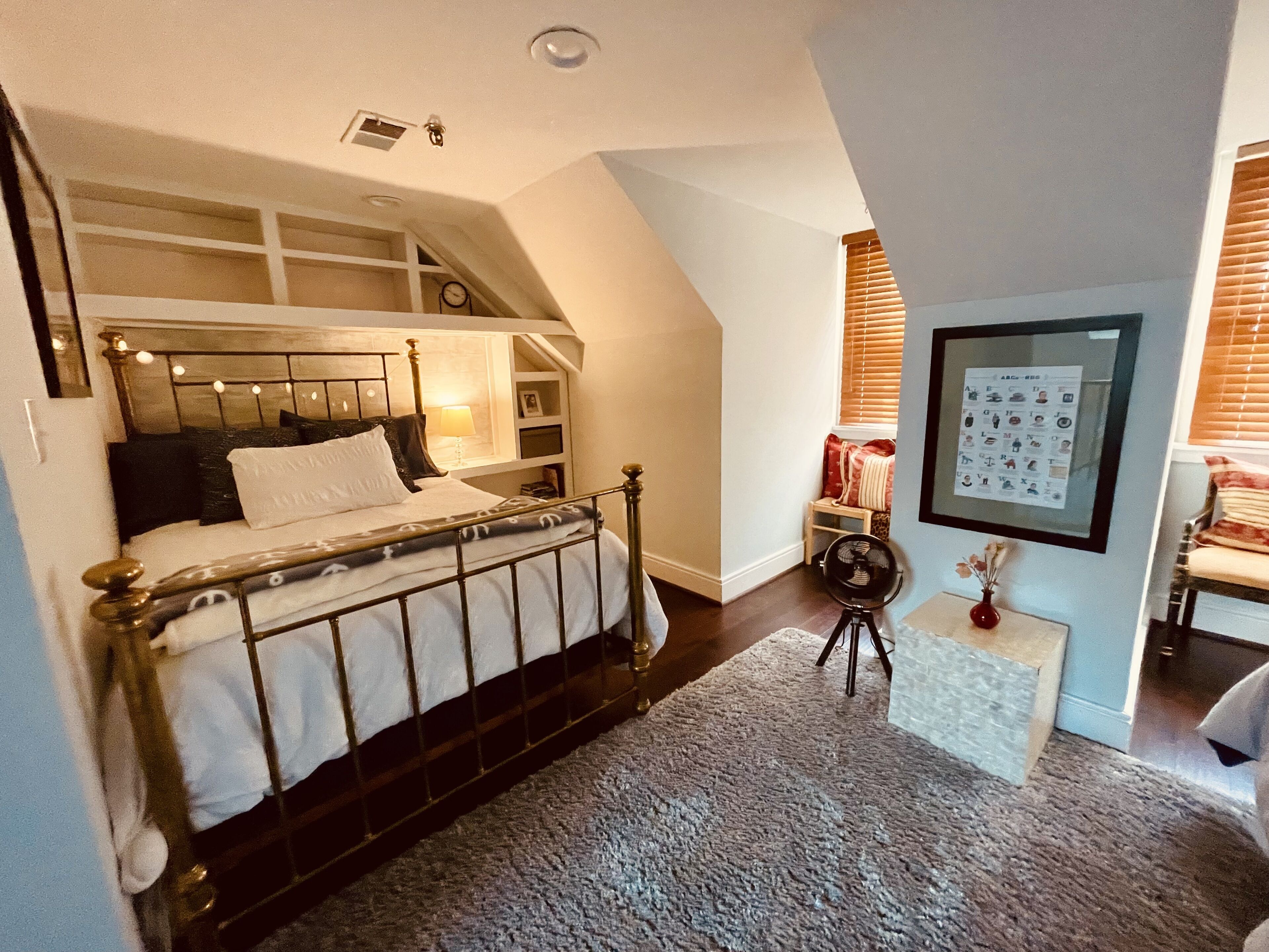 2 habitaciones, escritorio y tabla de planchar con plancha 