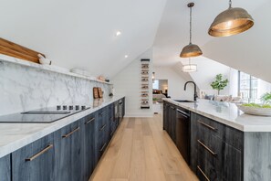 ثلاجة، ميكروويف، فرن، موقد طهي مسطح