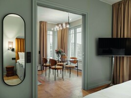 Minibar, espacio para trabajar con laptop y sistema de insonorización 