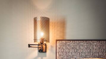 Minibar, arbetsyta för laptop, ljudisolering och strykjärn/strykbräda