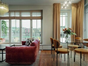 Penthouse Terrace Bay View (Spa not included) | Oppholdsområde | En 43-tommers LED-TV med kabel-kanaler samt TV