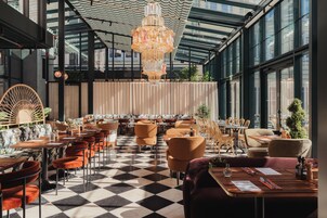 2 restaurantes; se sirve desayuno, almuerzo y cena; cocina italiana