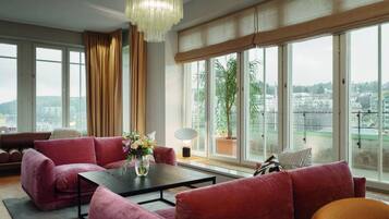 Penthouse Terrace Bay View (Spa not included) | Minibar, arbejdsområde til bærbare computere, lydisolering