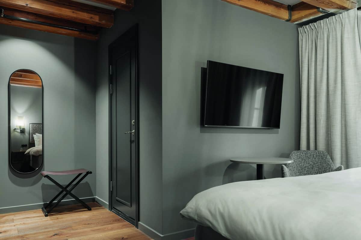 Hidden Oasis Without Window (Spa not included) | Minibar, laptop workspace, soundproofing, iron/ironing board