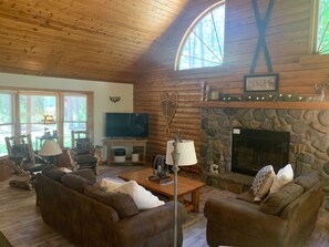 Smart TV, chimenea, videojuegos y tenis de mesa 