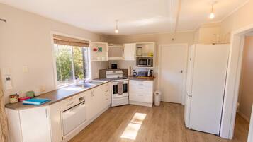 Jääkaappi, mikroaaltouuni, uuni, liesi