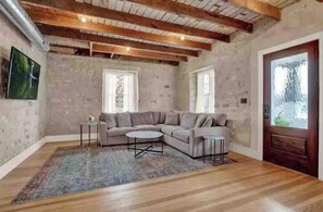 Smart TV - New Remodel 2022, Luxury Home, 1 Block off Main St., Bride's Dream! (Fredericksburg)