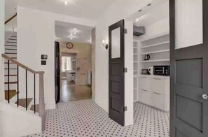 Interior - New Remodel 2022, Luxury Home, 1 Block off Main St., Bride's Dream! (Fredericksburg)