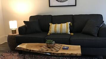 Apartemen Comfort | Ruang keluarga | TV layar datar