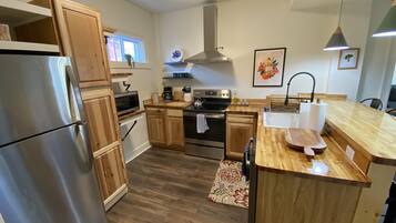 Apartemen Comfort | Dapur pribadi | Lemari es besar, microwave, oven, dan kompor
