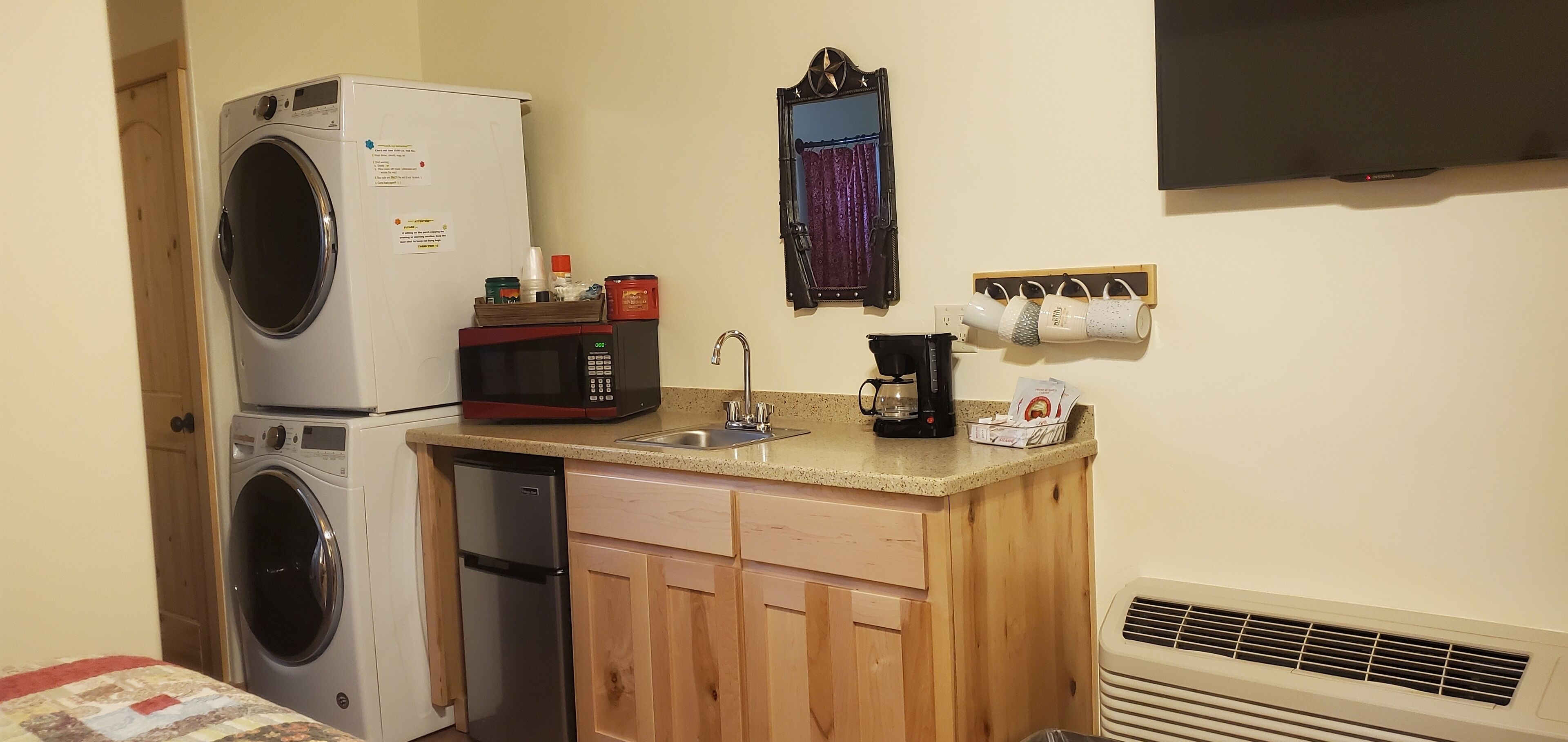 Kühlschrank, Mikrowelle, Wasserkocher mit Kaffee-/Teezubehör, Toaster