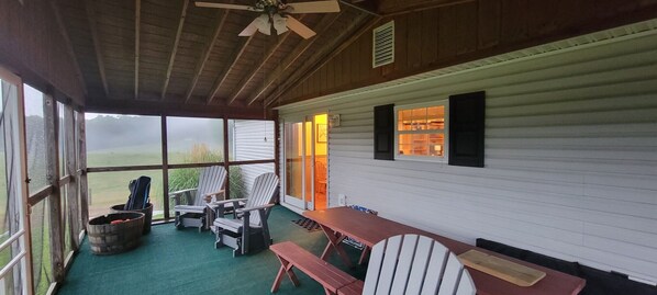 Outdoor dining - Beautiful cottage at the entrance to Monongahela National Forest. (Renick)