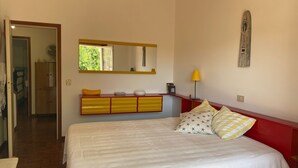 A bedroom with a bed, a dresser, a mirror, and a lamp. - La Casa di Paola - Four Bedroom Apartment, Sleeps 8 (Panoramica)