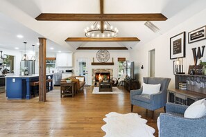 Smart TV, fireplace, stereo