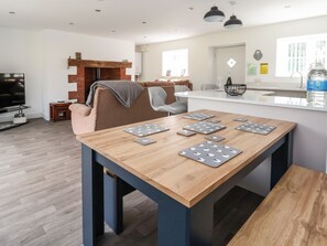 Cottage | Dapur peribadi | Peti sejuk, mesin basuh pinggan mangkuk, cerek elektrik, pembakar roti 