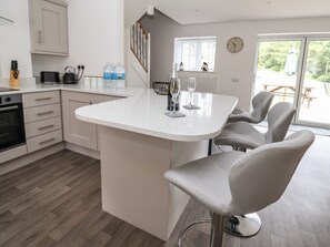 Cottage | Private kitchen | Fridge, dishwasher, electric kettle, toaster - Cae Iocyn (Wrexham)