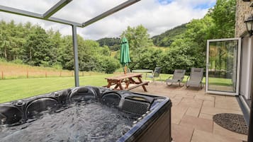 Cottage | Outdoor spa tub