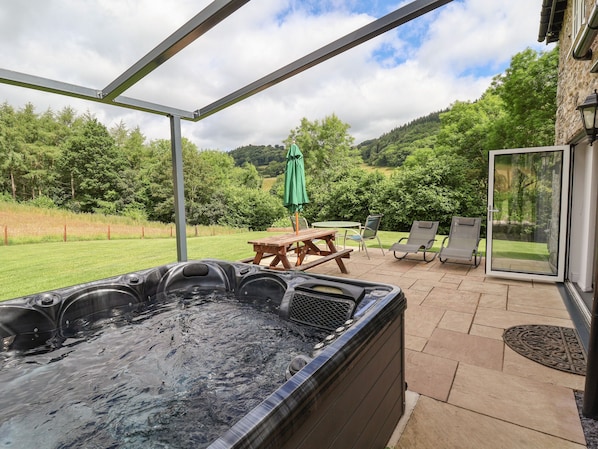 Cottage | Outdoor spa tub