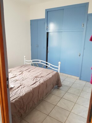2 makuuhuonetta, vauvan matkasänky