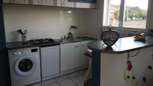 Cafetière/bouilloire, réfrigérateur, micro-ondes, plaque de cuisson