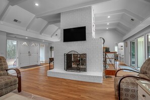 House, Multiple Beds, Kitchen, Pool View (8 Wood Ibis) | Interior