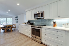 Casa, varias camas, cocina, vista a la alberca (9 Baynard Cove) | Cocina privada | Refrigerador, microondas, horno y parrilla de estufa
