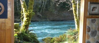 Sol Duc Riverside Retreat: Entire Riverfront Home
