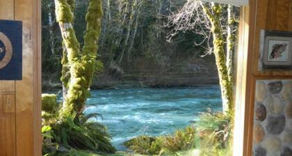 Sol Duc Riverside Retreat: Entire Riverfront Home