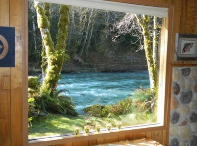 Sol Duc Riverside Retreat: Entire Riverfront Home