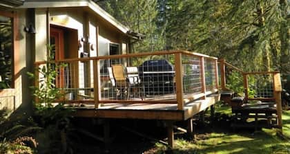 Sol Duc Riverside Retreat: Entire Riverfront Home