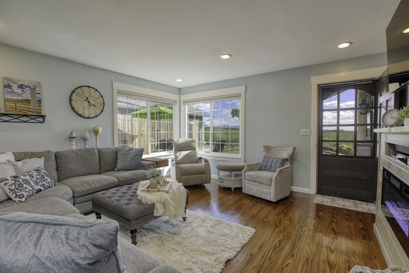 Smart TV, chimenea, reproductor de DVD y libros 