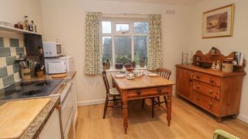 Cottage | Private kitchen | Fridge, electric kettle, toaster, cookware/dishes/utensils