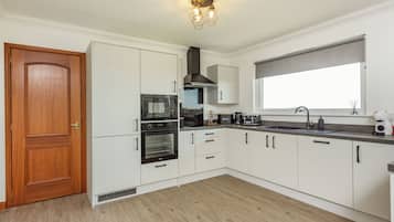 Cottage | Private kitchen | Fridge, dishwasher, electric kettle, toaster