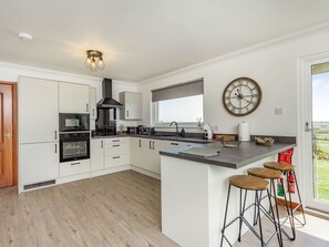 Cottage | Cucina privata | Frigorifero, lavastoviglie, bollitore elettrico, tostapane