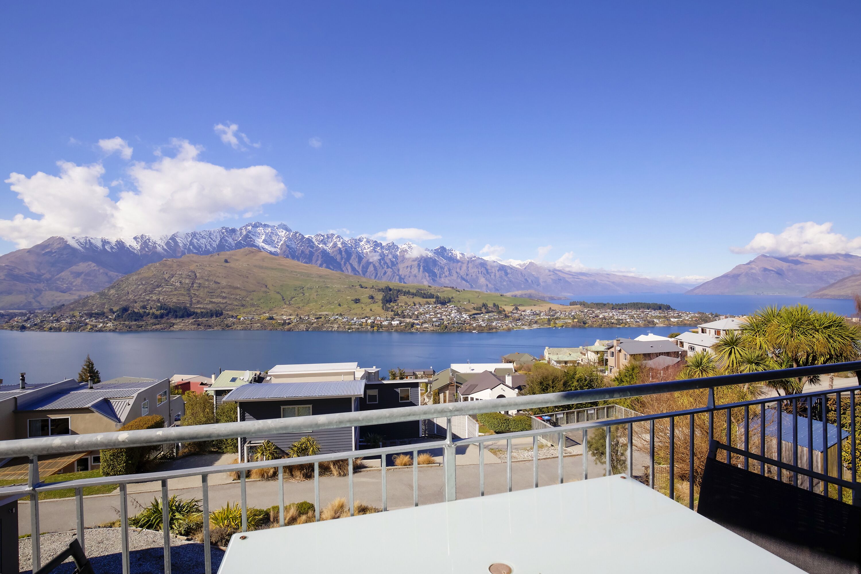 Zona residenziale con vista su un lago e montagne.