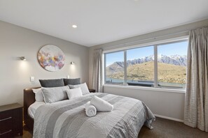 5 bedrooms, WiFi, bed sheets