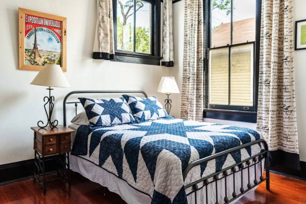 6 bedrooms, desk, iron/ironing board, travel crib