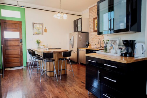 The Okra Inn Carrollton - Beautiful 6BR, 4.5BA, Off-street Parking, Backyard
