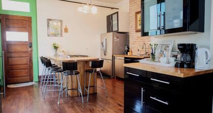 The Okra Inn Carrollton - Beautiful 6BR, 4.5BA, Off-street Parking, Backyard