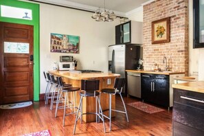 Een koelkast, een microgolfoven, een oven, een vaatwasser