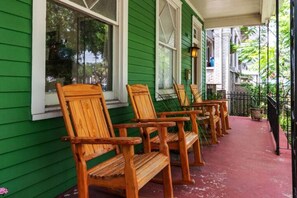 Terrace/patio - The Okra Inn Carrollton - Beautiful 6BR, 4.5BA, Off-street Parking, Backyard (New Orleans)